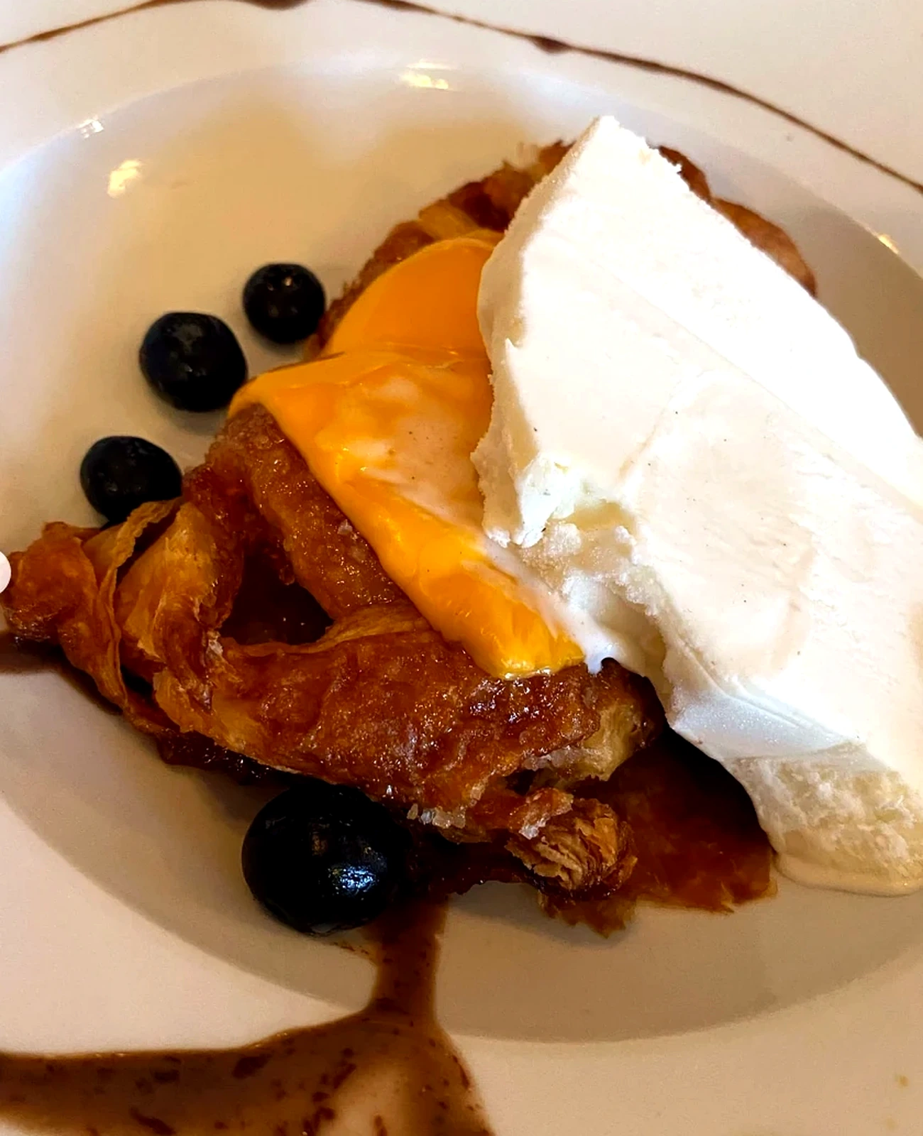 Warm apple dessert with ice cream